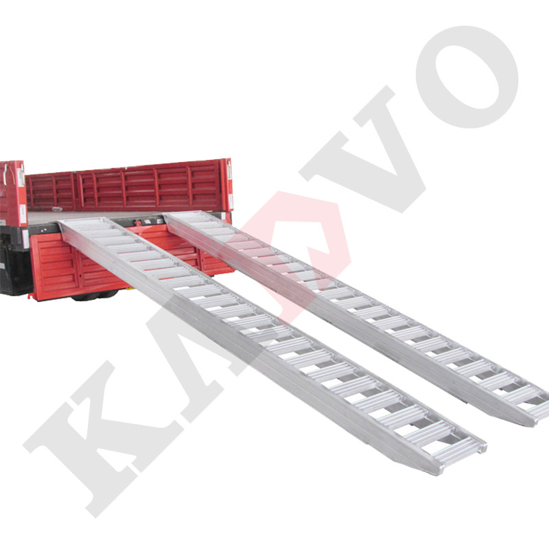 小型挖掘機爬梯