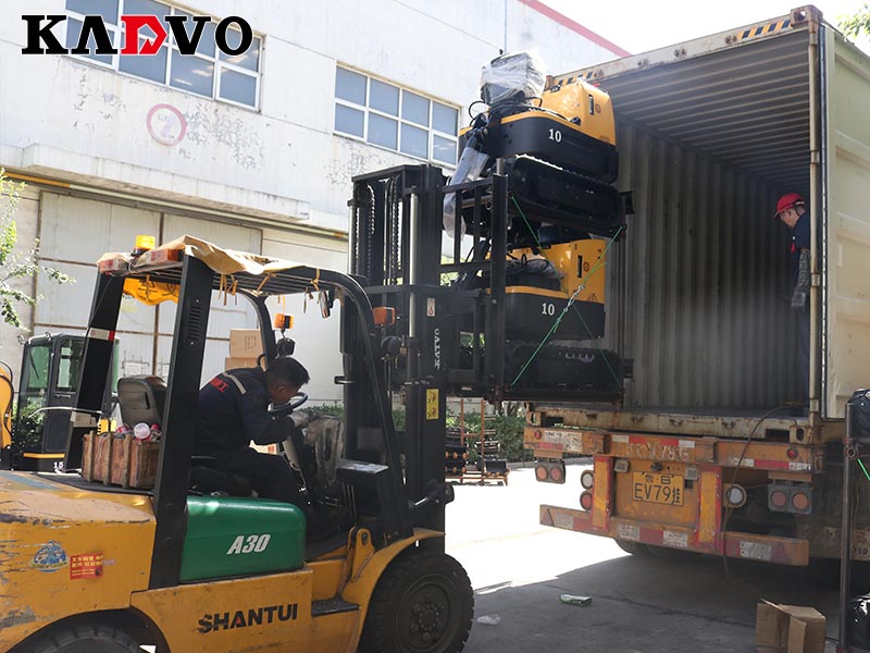凱迪沃重工一批小型挖掘機出口北美