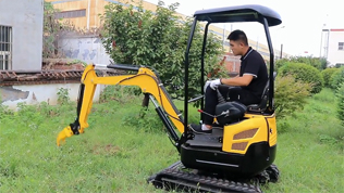 KV18型小挖掘機配雙鉤松土器操作視頻