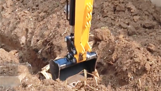 小型挖掘機(jī)用400鏟斗挖土作業(yè) 小型挖掘機(jī)用400鏟斗挖土作業(yè)