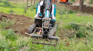 小型挖掘機(jī)耙子松土除草工作視頻 小型挖掘機(jī)耙子松土除草工作視頻
